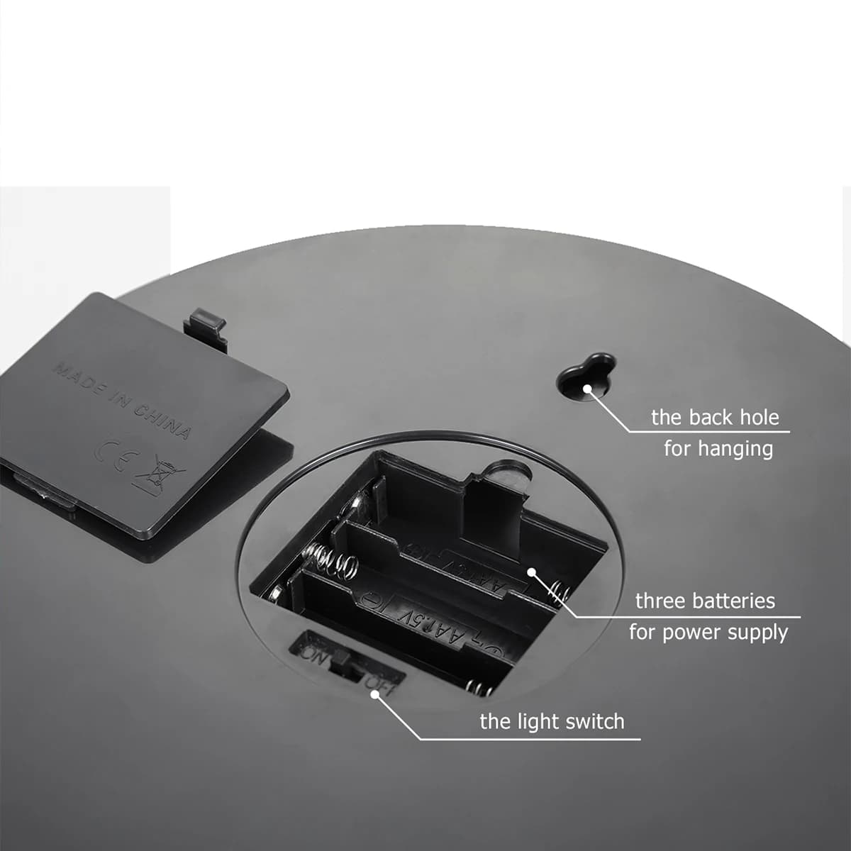 1 szt. lampa LED typu infinity mirror (nieskończone lustro) – montowana na ścianę lub na stół, zasilana 3 bateriami AA lub portem Type-C (baterie i kabel nie są w zestawie)