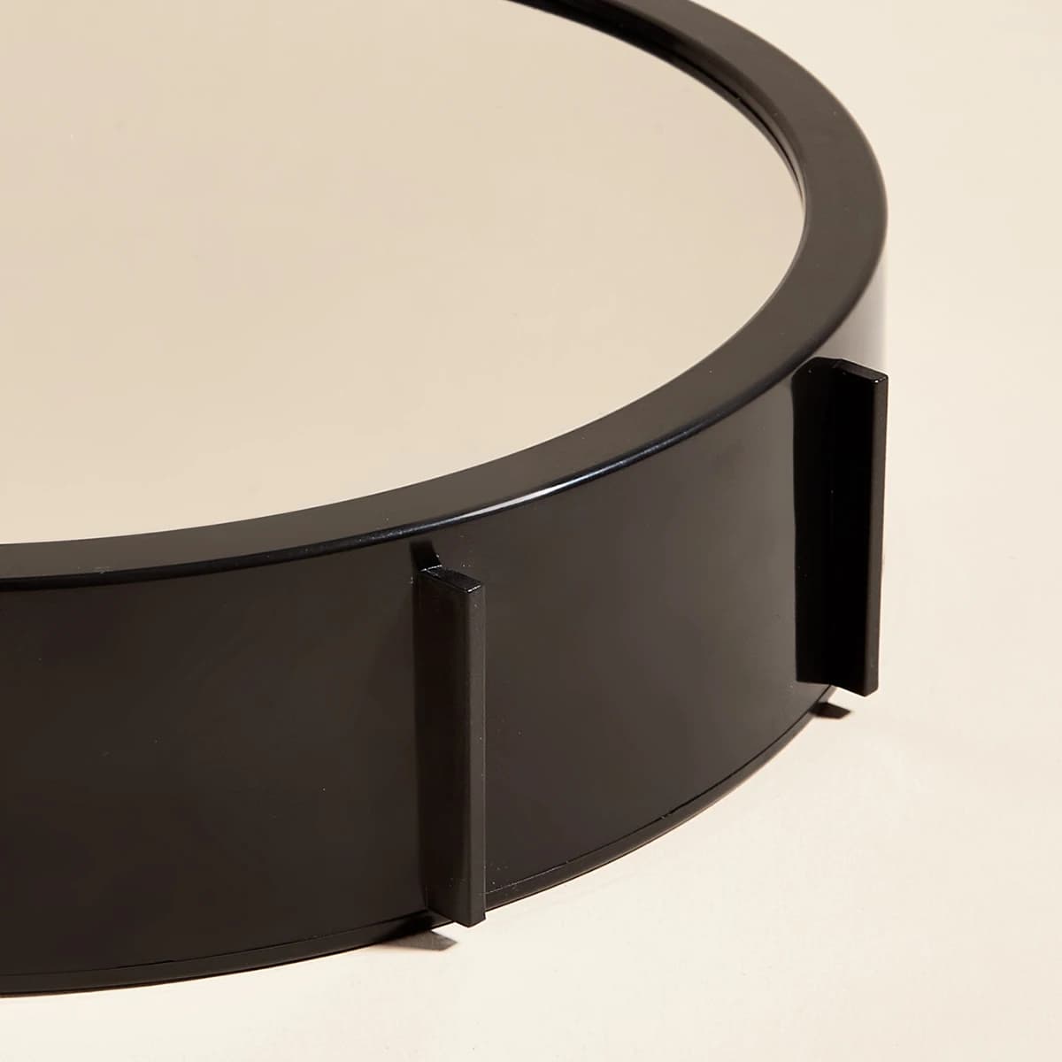 1 szt. lampa LED typu infinity mirror (nieskończone lustro) – montowana na ścianę lub na stół, zasilana 3 bateriami AA lub portem Type-C (baterie i kabel nie są w zestawie)