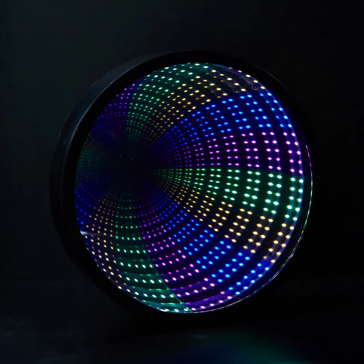 1 szt. lampa LED typu infinity mirror (nieskończone lustro) – montowana na ścianę lub na stół, zasilana 3 bateriami AA lub portem Type-C (baterie i kabel nie są w zestawie)